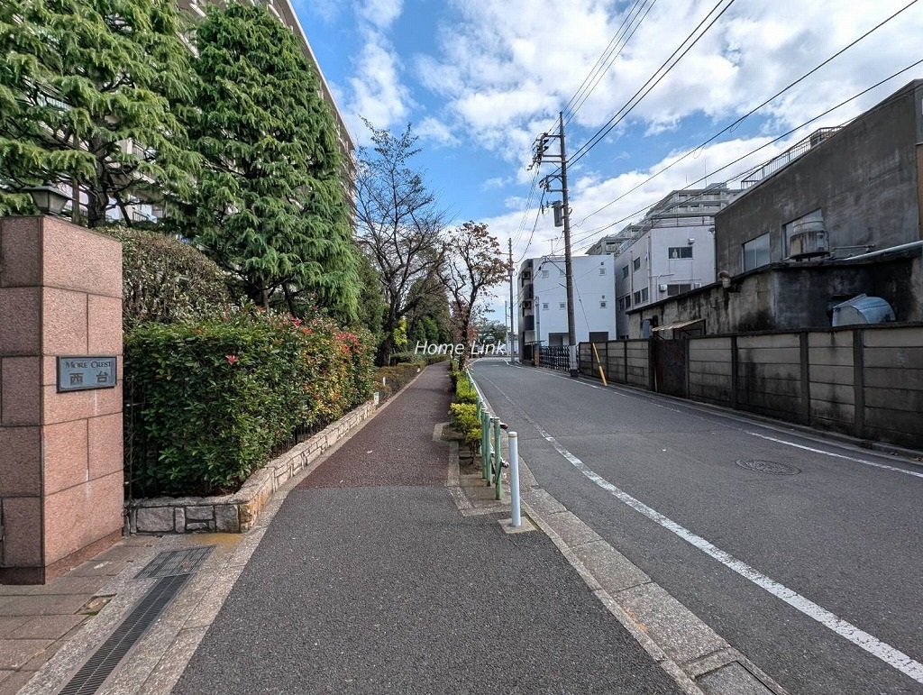 モアクレスト西台　南側 前面道路